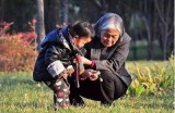 海角披风少年：在妈妈的爱与酒店温暖中的成长故事