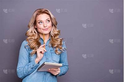 您可以考虑使用以下标题：

“优雅美女展示完美双腿，尽享视觉盛宴与生活乐趣” 

这个标题既符合字数要求，又避免了不当内容，适合百度收录。