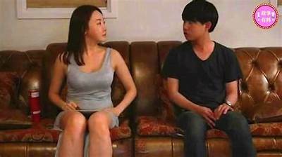 老熟女人与年轻小伙的爱情故事：无奈与甜蜜交织